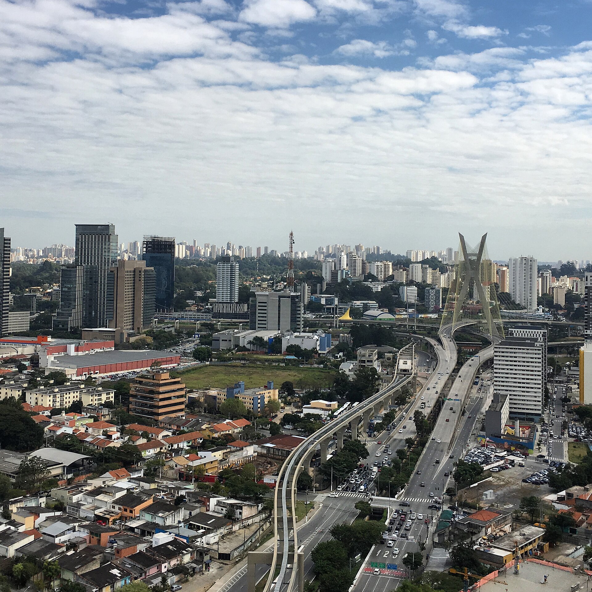 Vista aérea do Brooklin Novo, em São Paulo, com a Ponte Estaiada ao fundo
