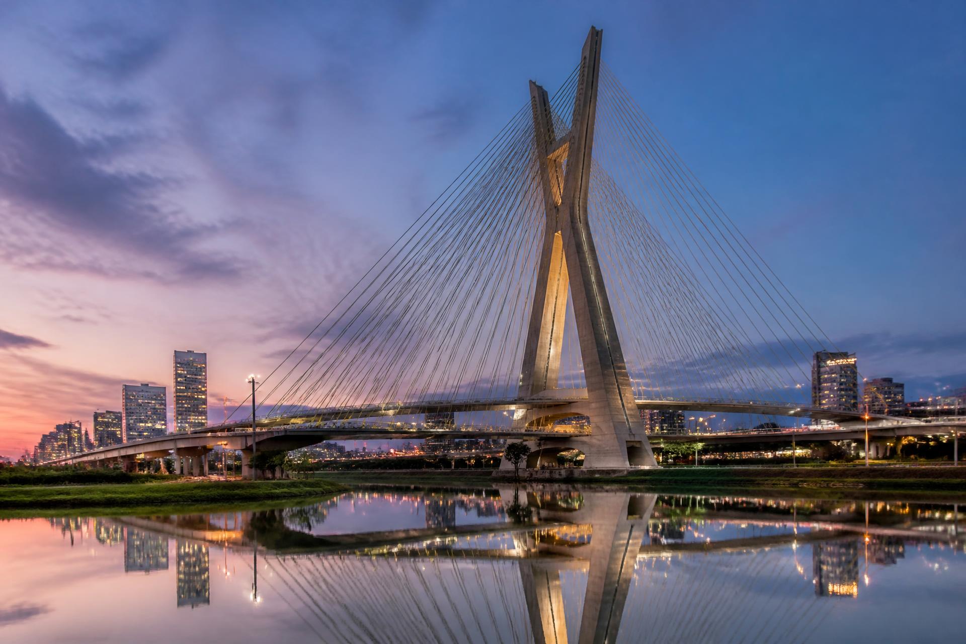 Ponte Estaiada Octávio Frias de Oliveira, São Paulo, ao entardecer